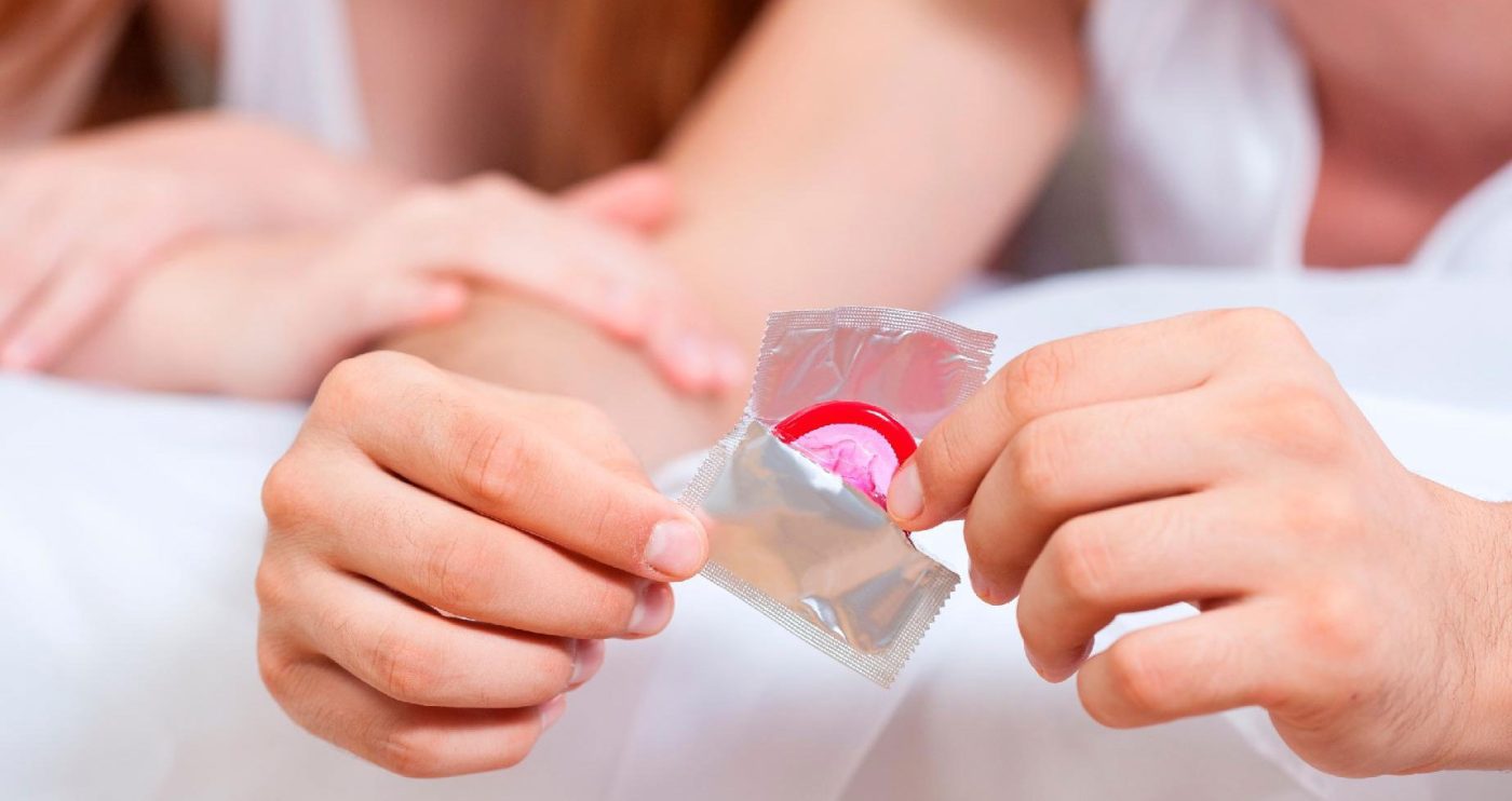 Como Colocar a Camisinha Nele Sem Quebrar o Clima